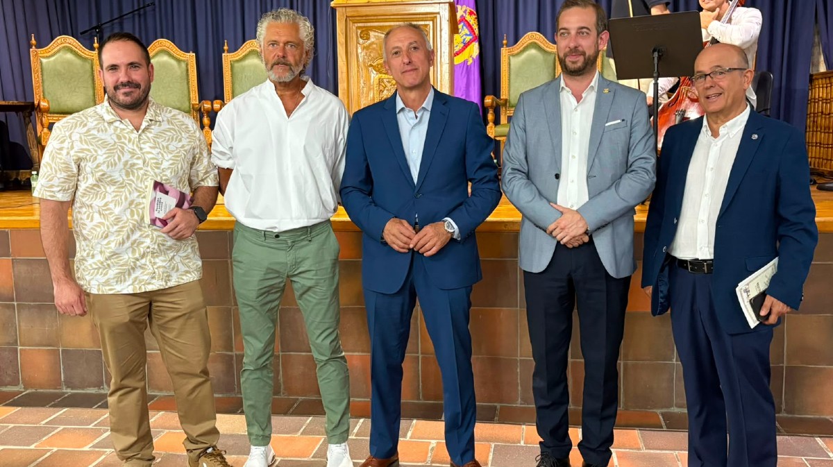 Sergio Moreno y Jos&eacute; Manuel S&aacute;iz con el diputado de Cultura, el alcalde de Madrigal y el director de la Instituci&oacute;n Gran Duque de Alba.