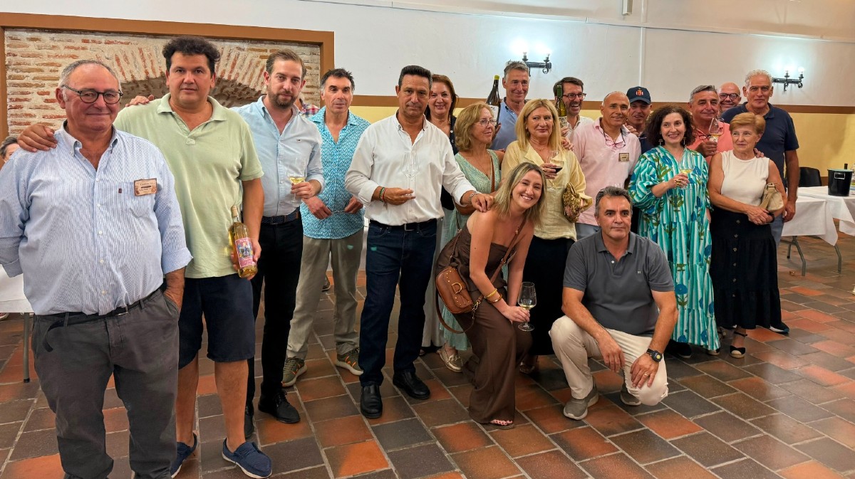 Representantes de las bodegas de Madrigal en la jornada vitiv&iacute;nicola.