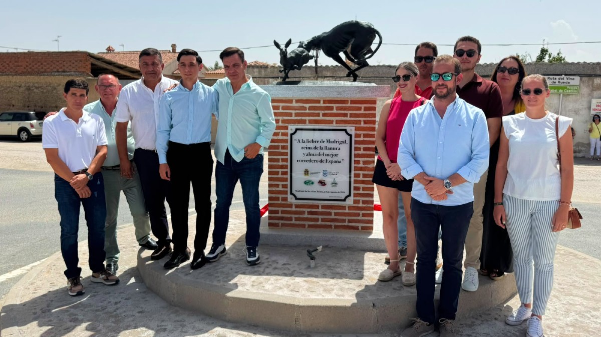 Inauguraci&oacute;n del monumento a la liebre en Madrigal de las Altas Torres.