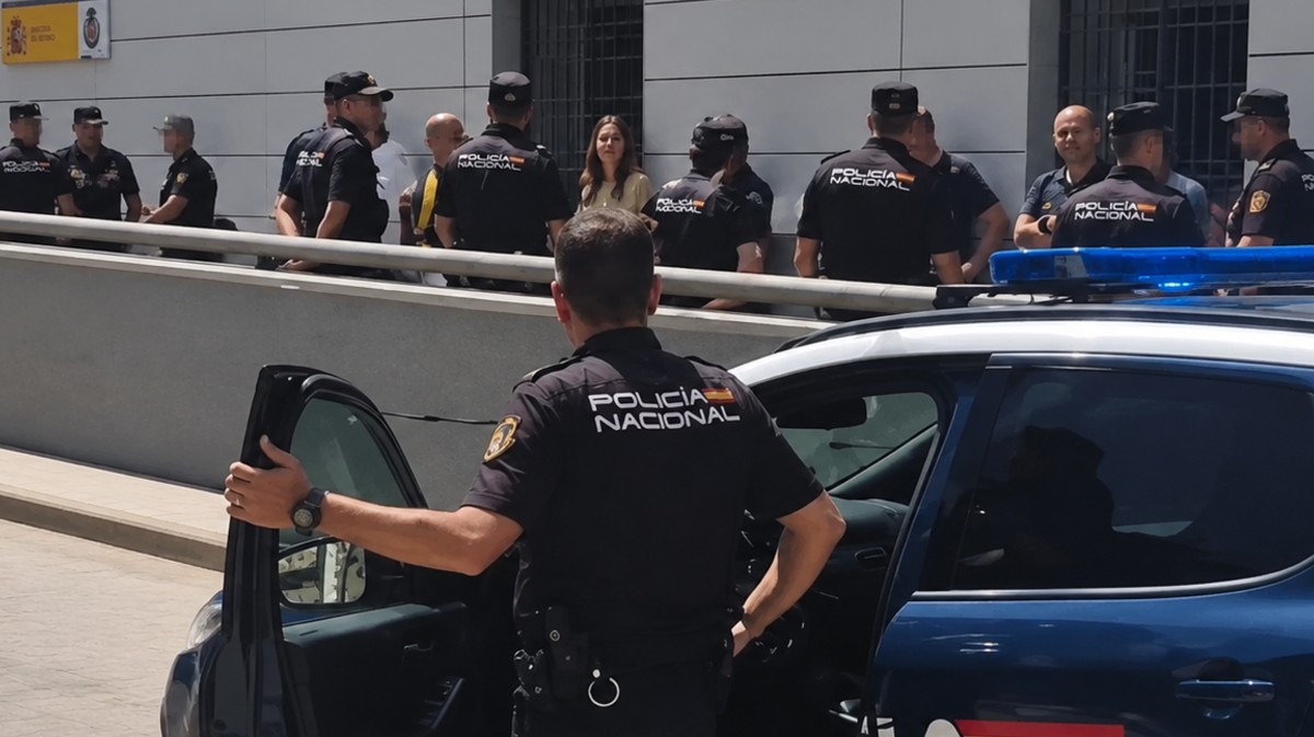 Homenaje a un inspector de Polic&iacute;a por su jubilaci&oacute;n.