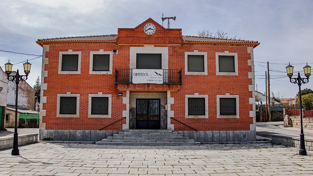 Ayuntamiento de El Herrad&oacute;n de Pinares. Foto: Hovallef/Wikipedia.