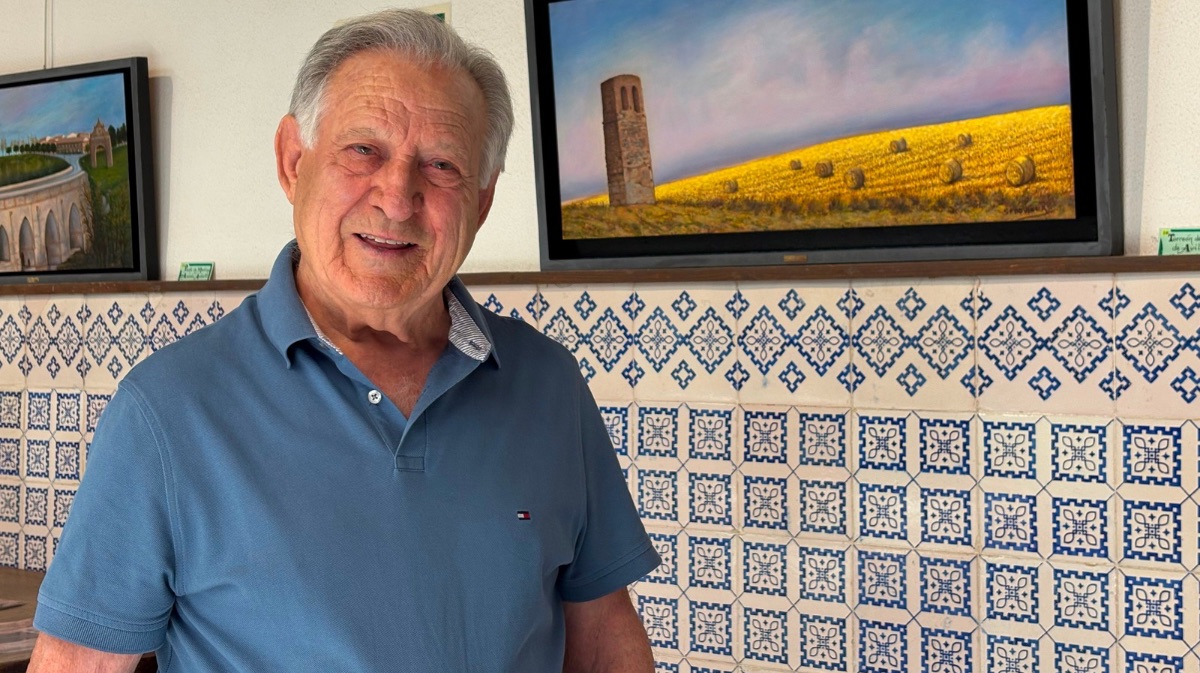 Apolinar Senovilla junto a uno de los cuadros de su exposici&oacute;n
