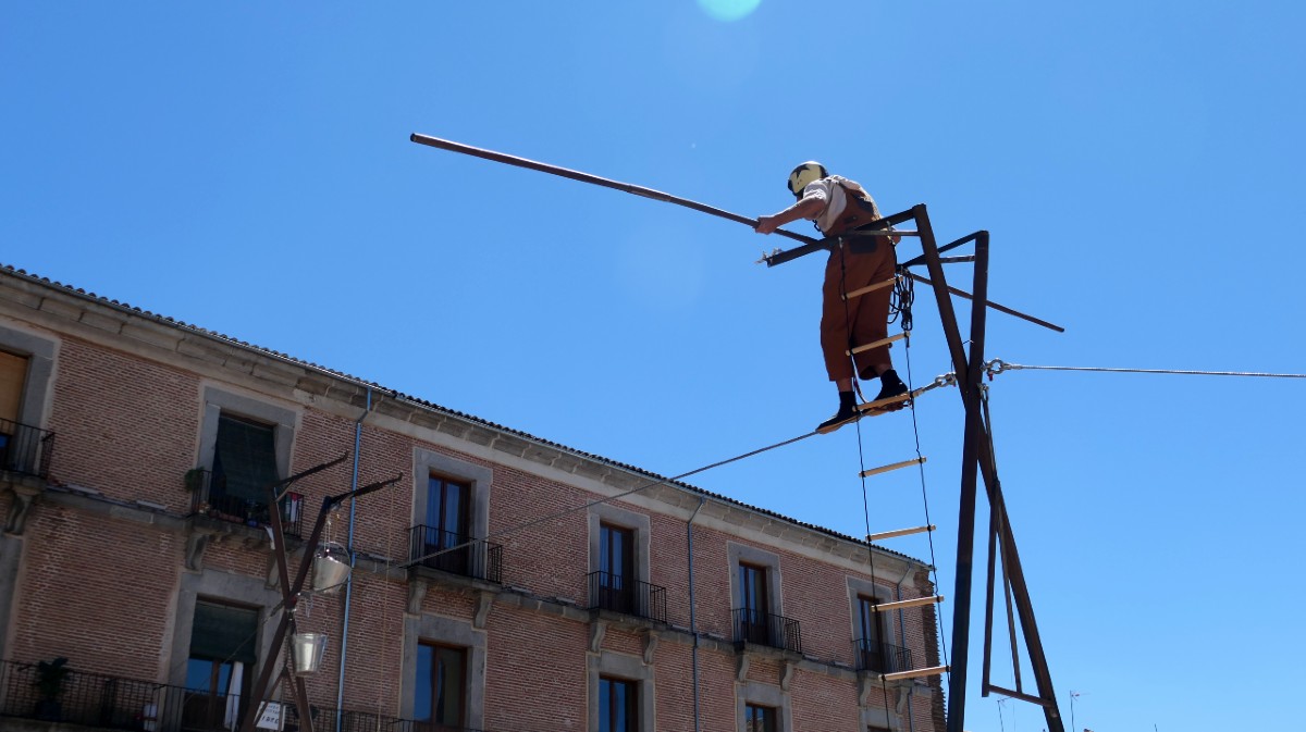 Funambulismo del espect&aacute;culo &lsquo;Circo Cambuche&rsquo; en el Mercado Chico.