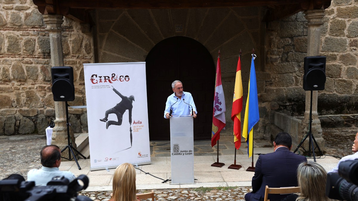 El consejero de Cultura presenta Cir&Co en Burgohondo.