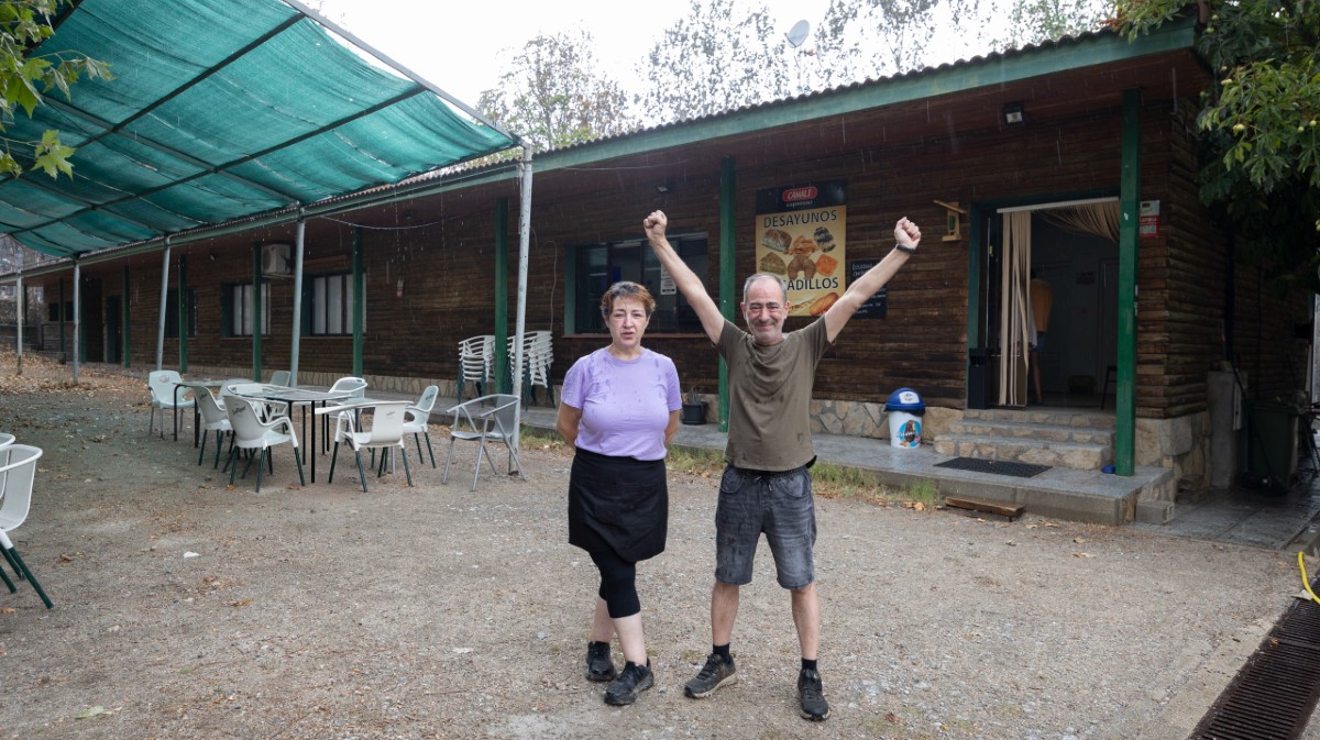 El bar Valle de Iruelas reabre entre cenizas: “El monte ahora está negro, pero vendrá la primavera