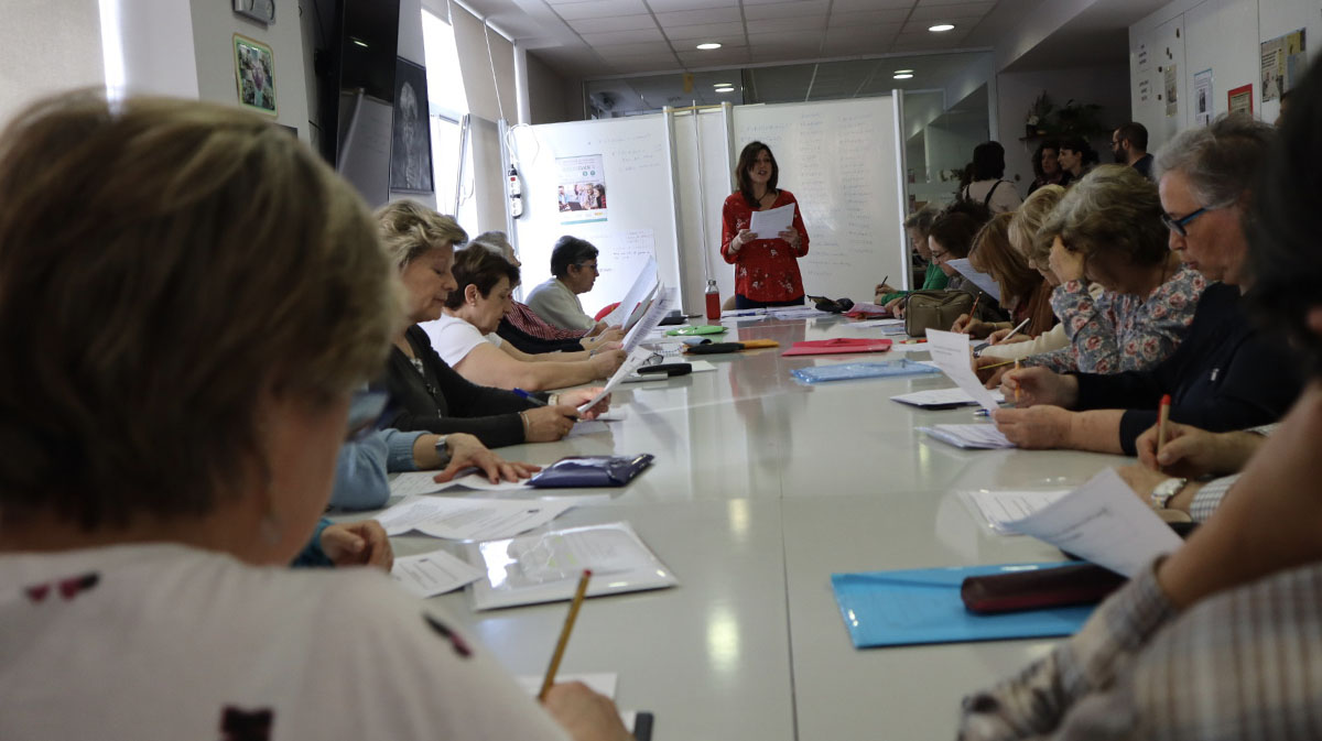 Usuarios en las Aulas de la Memoria del Centro Jim&eacute;nez Bustos.