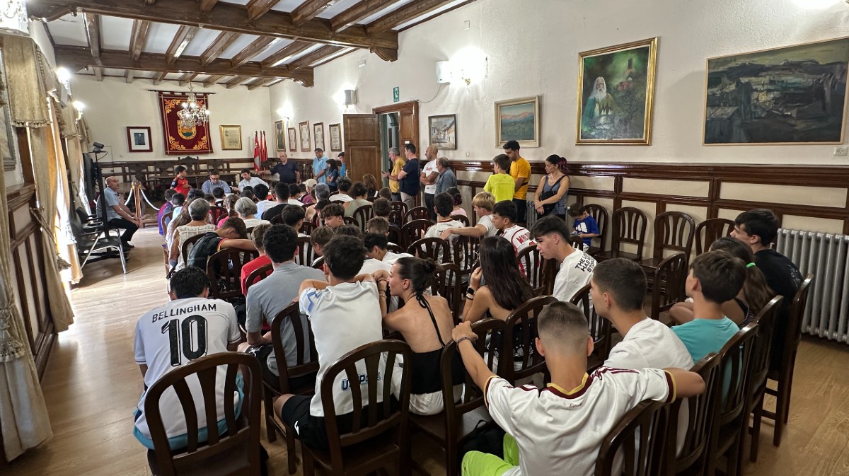 Sorteo de gigantes y cabezudos en Arenas de San Pedro.