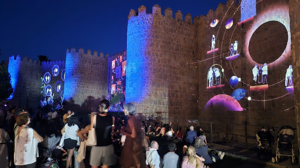 &Aacute;vila Enlight, espect&aacute;culo audiovisual sobre la muralla.