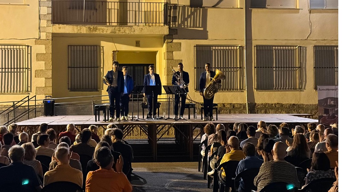 Pucela Brass llena el patio del colegio de El Barraco