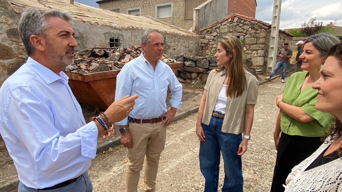 Visita para ver las obras del centro sociocultural de la Alamedilla del Berrocal.