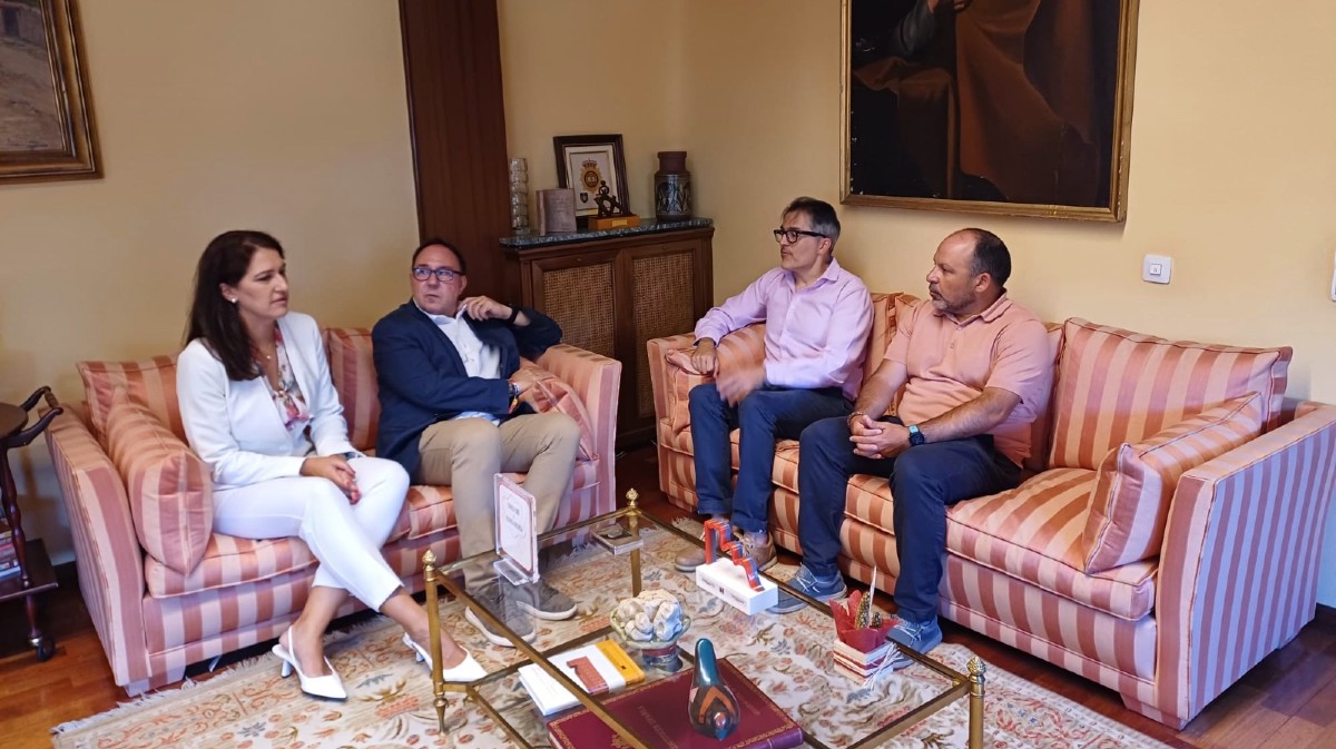 Isabel Pell&oacute;n junto al director general del SEPE, el subdelegado del Gobierno y el subdirector de Gesti&oacute;n Econ&oacute;mica y responsable interino.