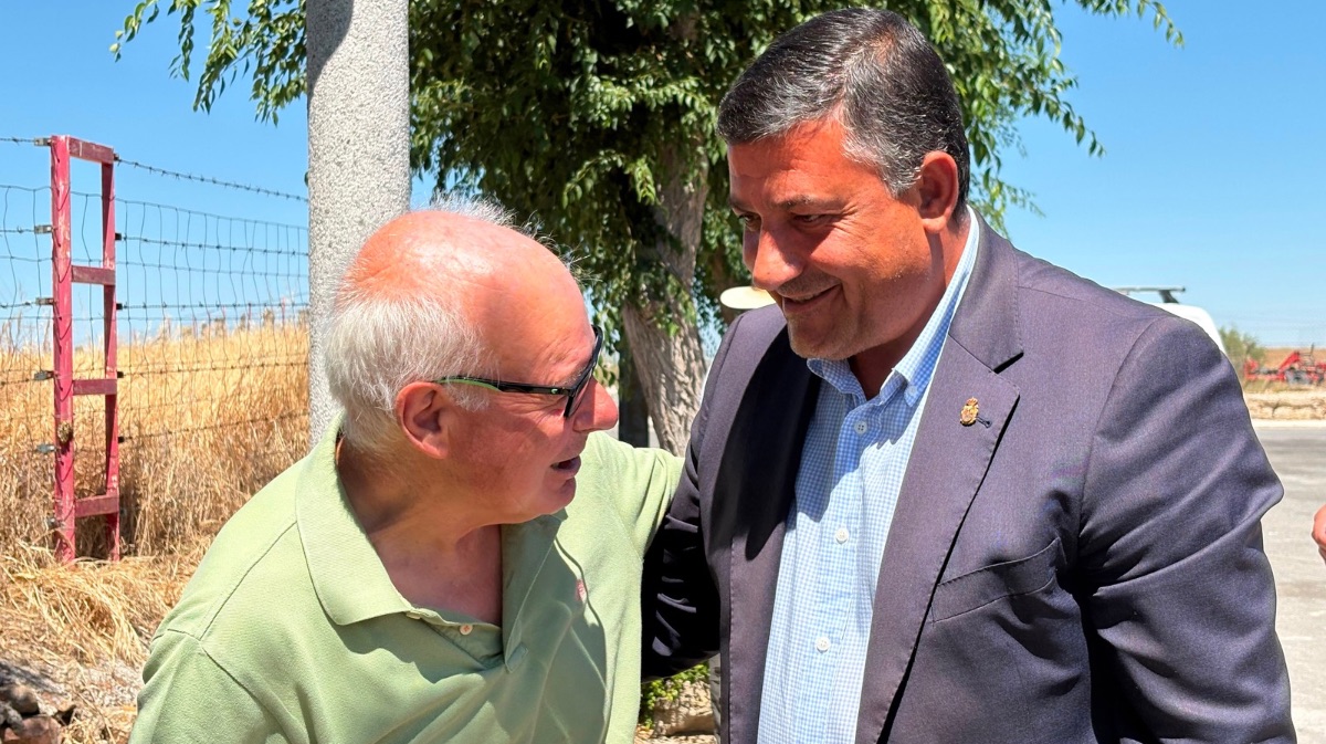 El alcalde de Aveinte, Daniel Jos&eacute; Mart&iacute;n, junto al presidente de la Diputaci&oacute;n, Carlos Garc&iacute;a