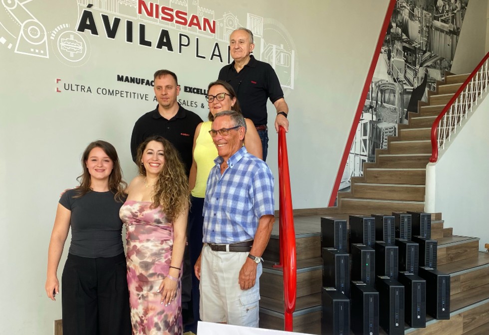 Nissan entrega 15 equipos inform&aacute;ticos a Alzheimer &Aacute;vila.