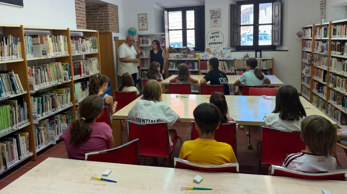 Actividad en la biblioteca Posada de la Feria, este martes.