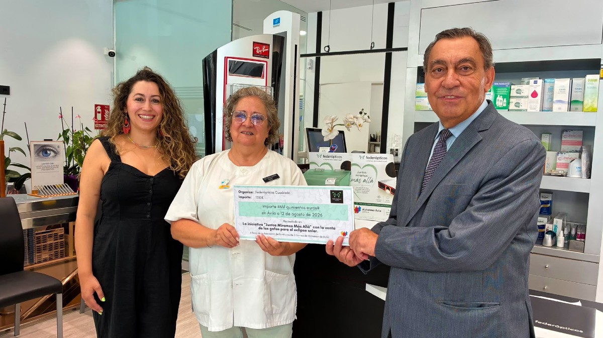 Aurora Fern&aacute;ndez, directora de Alzheimer &Aacute;vila; Pilar Cuadrado, gerente y propietaria de la &Oacute;ptica Cuadrado; y Juli&aacute;n S&aacute;nchez Melgar, embajador de Alzheimer &Aacute;vila.