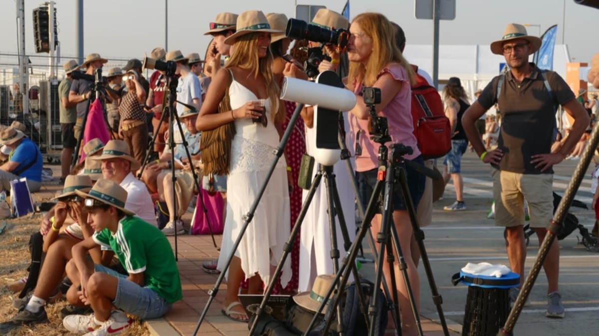 Observaci&oacute;n del eclipse en Ar&eacute;valo el 12 de agosto.