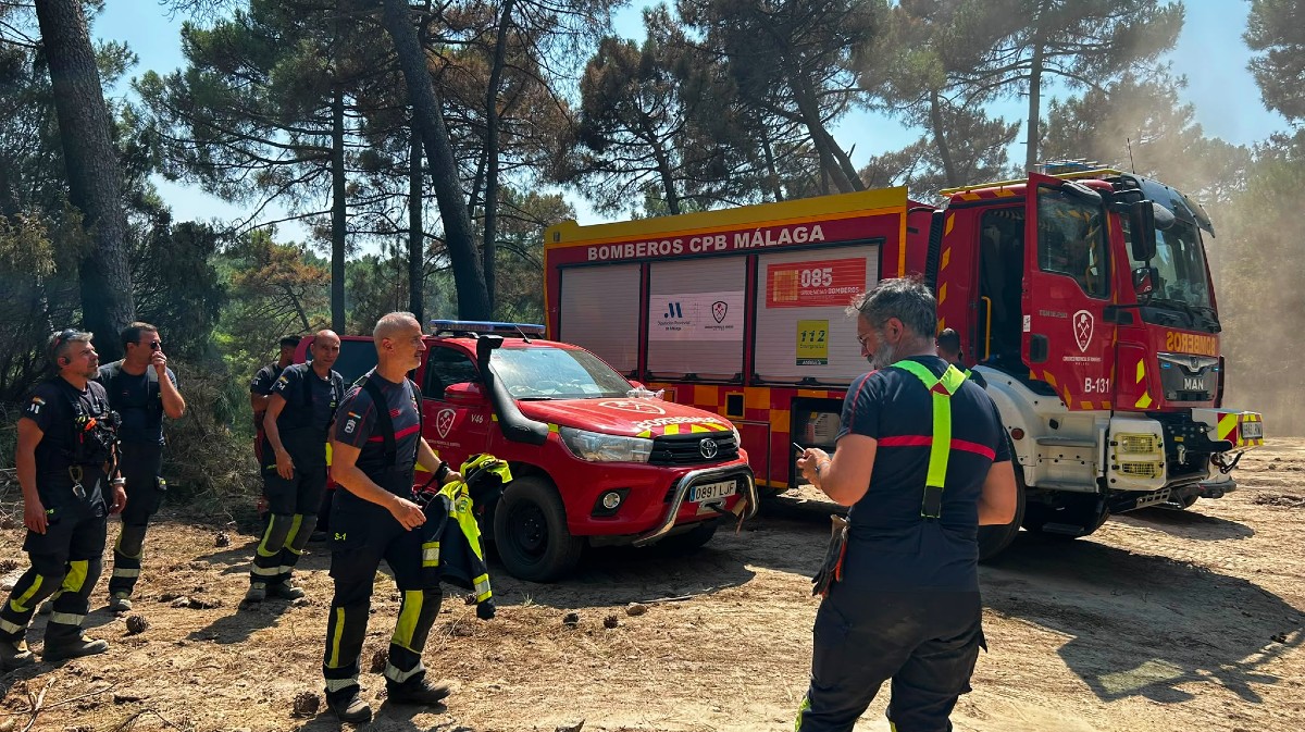 Bomberos de M&aacute;laga en el incendio de Burgohondo.