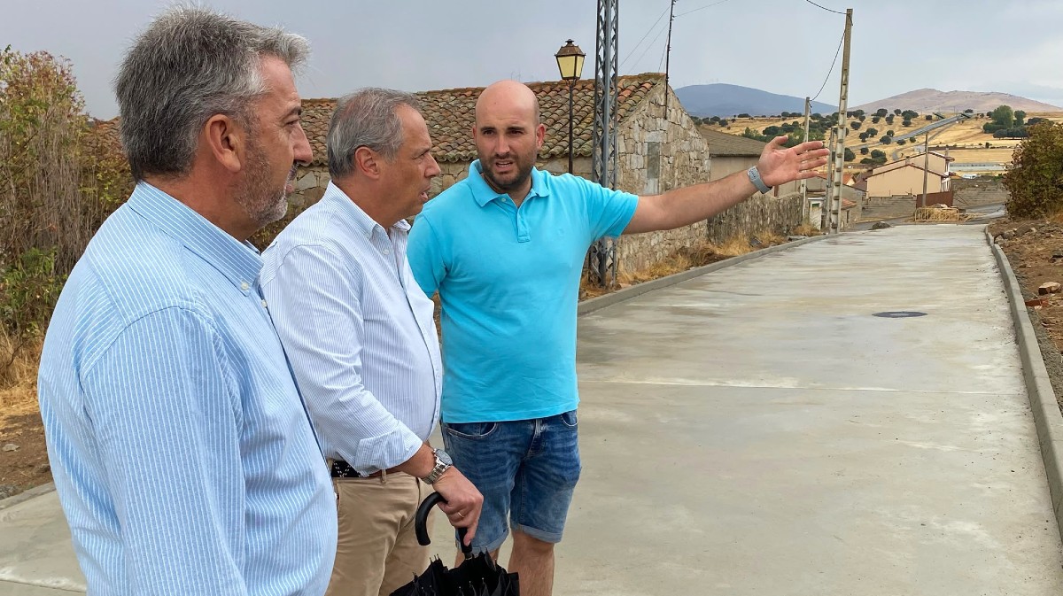 Visita a una calle pavimentada en Bernuy Salinero.