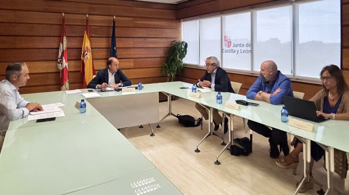 El consejero de Agricultura con responsables de laboratorios de vacunas.