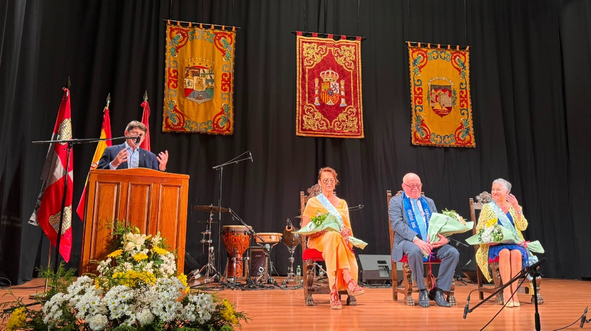 Proclamaci&oacute;n de las damas y caballero de la tercera edad de Arenas de San Pedro.