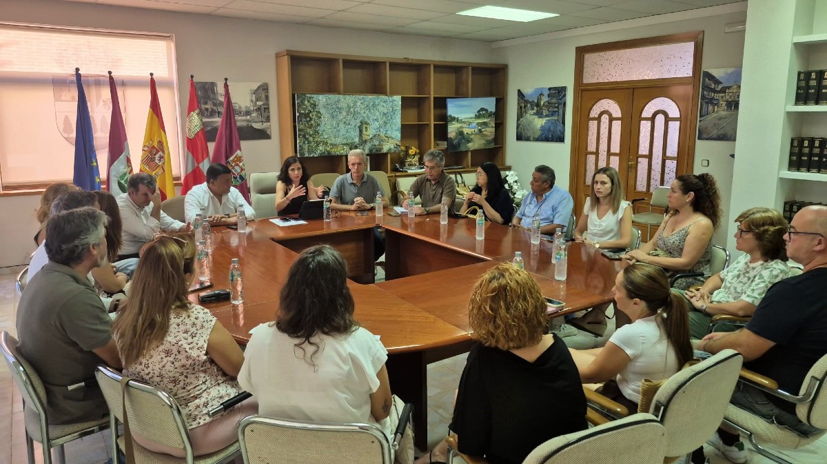 Reuni&oacute;n de la consejera de Movilidad con alcaldes afectados por el incendio.