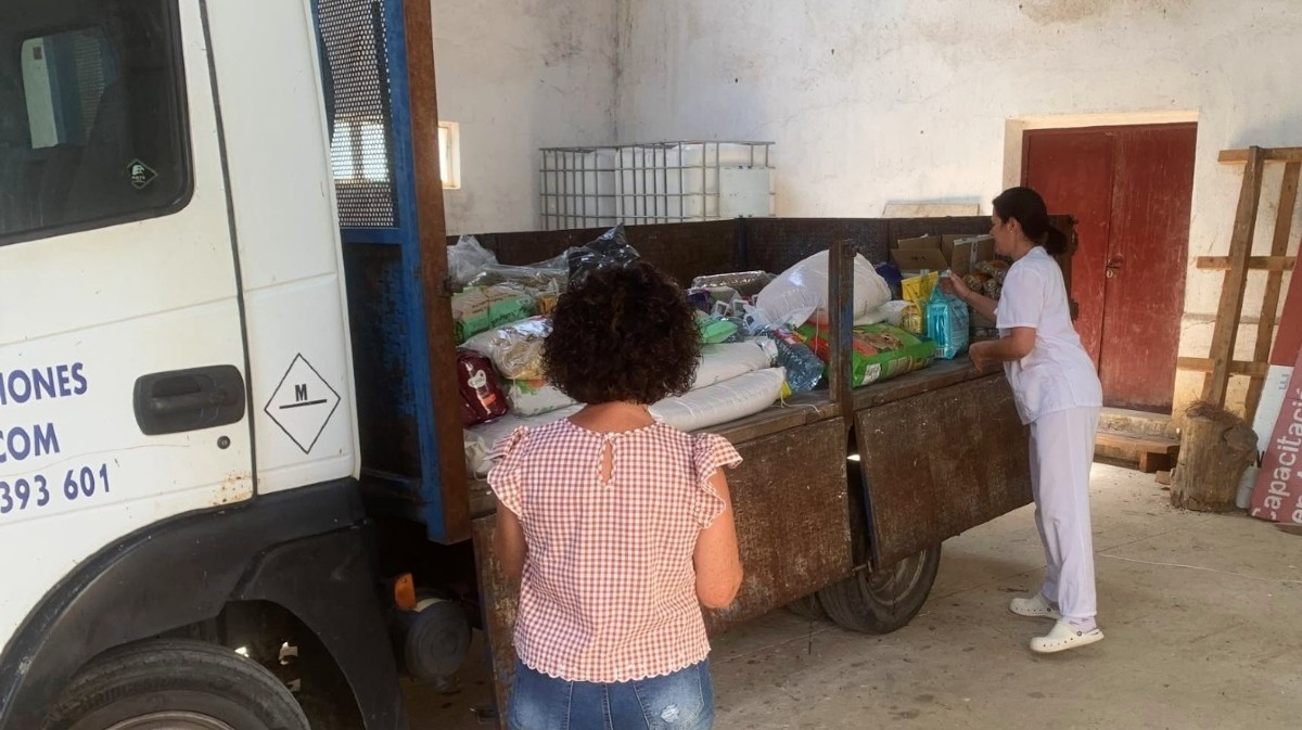 Voluntarios de Cebreros hacen acopio de productos durante el incendio.