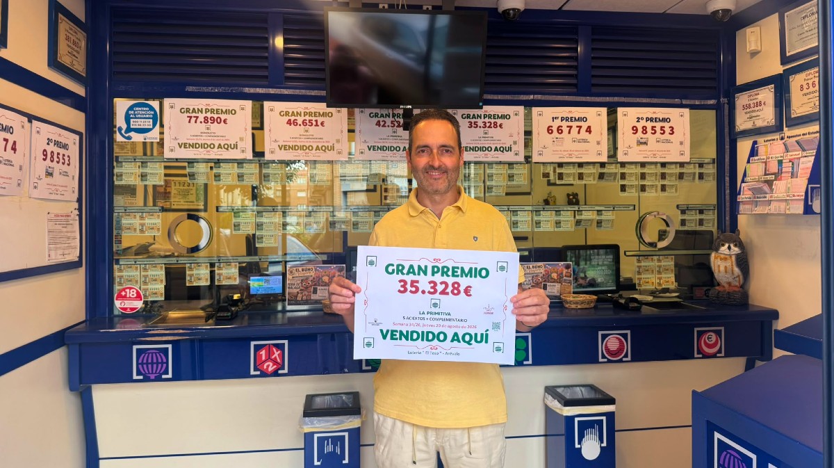 El propietario de la administraci&oacute;n n&uacute;mero 2 de Ar&eacute;valo muestra el premio.