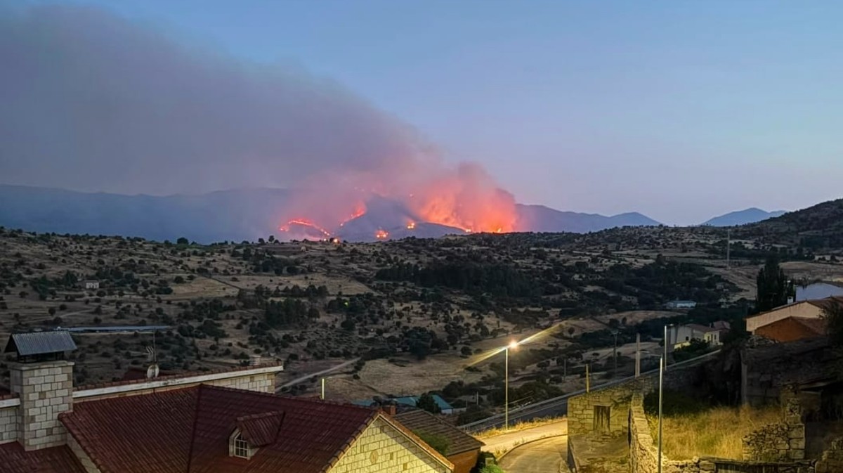 Primeros momentos del incendio de Burgohondo.