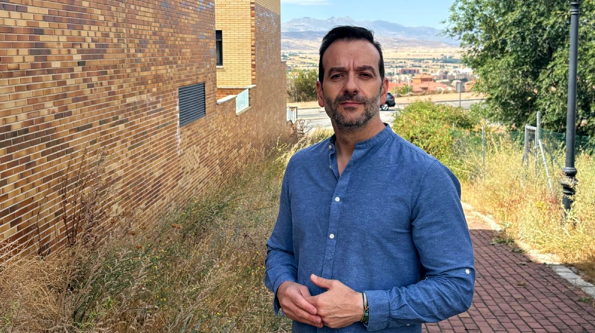 Jorge Pato en una zona sin desbrozar.