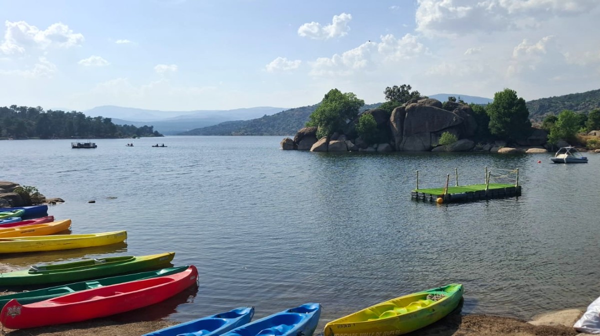 Piraguas en el embalse de El Burguillo.