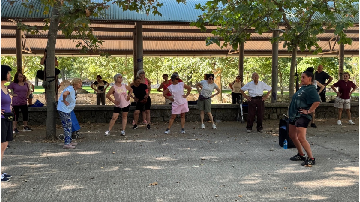 Participantes haciendo gimnasia en el parque del R&iacute;o Chico