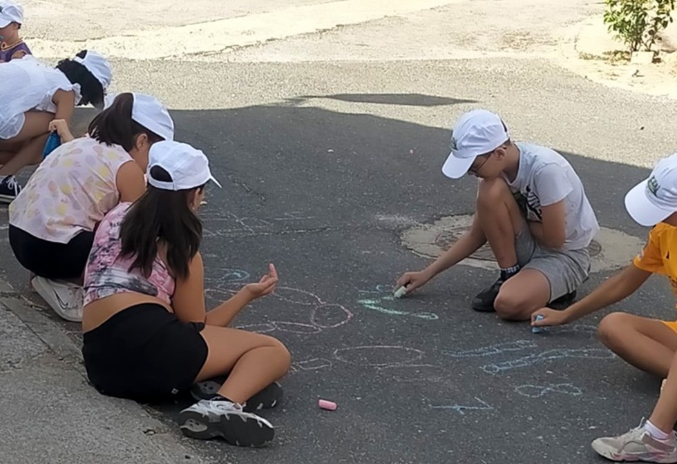 Ni&ntilde;os en las actividades  de arqueolog&iacute;a en Bernuy-Salinero.