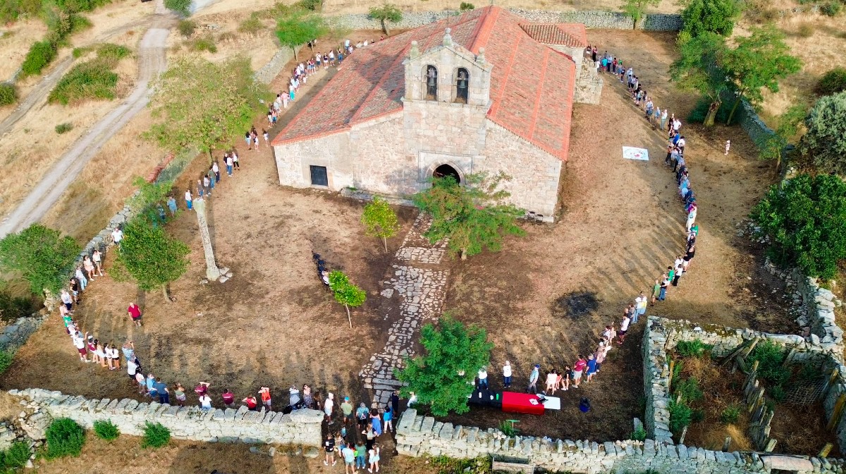 Abrazo a la ermita de Carde&ntilde;osa para reclamar su conservaci&oacute;n. Foto: Mariano.