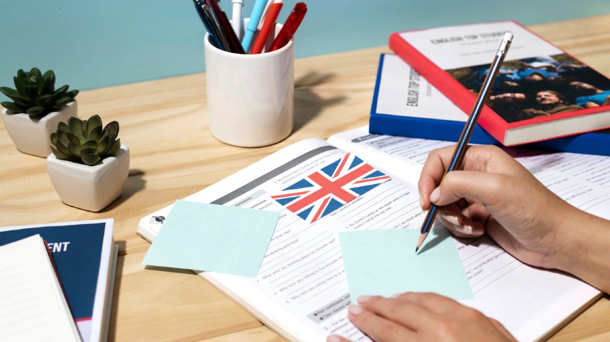 Una persona estudiando ingl&eacute;s.