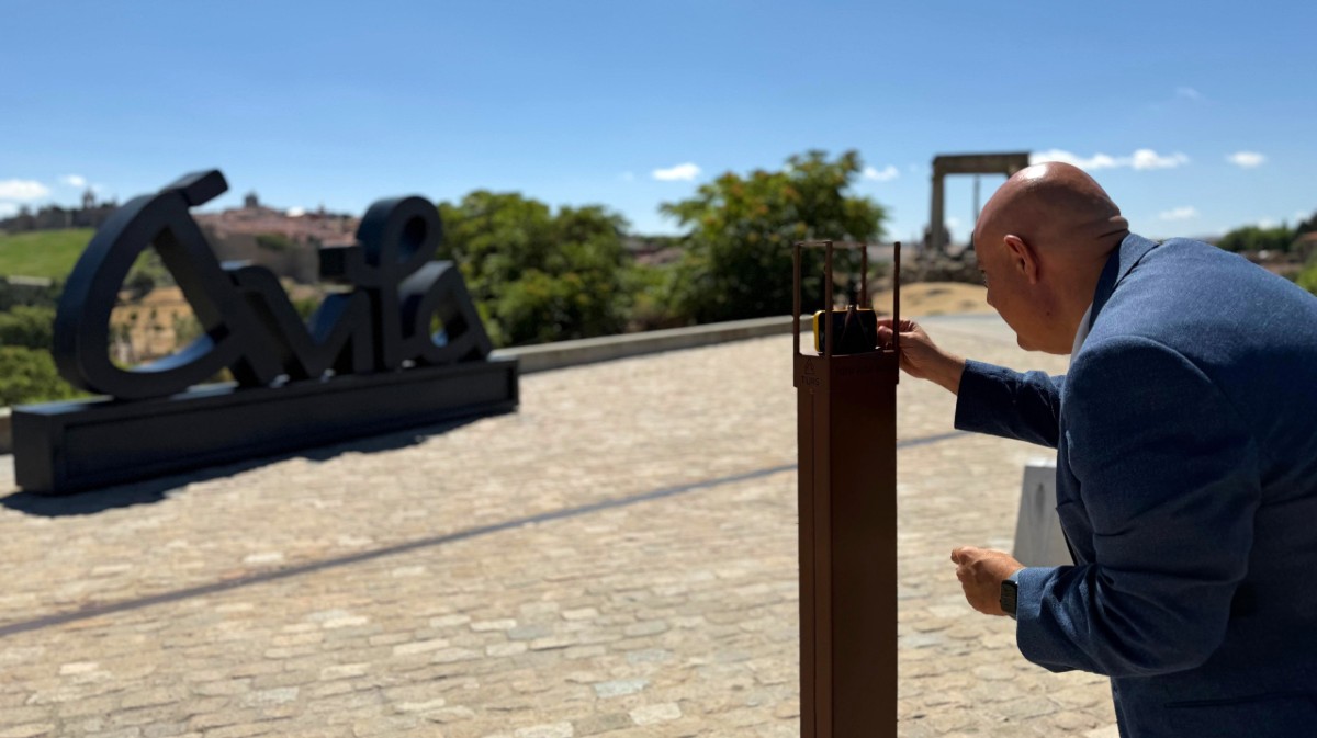 Carlos L&oacute;pez hace una foto desde un t&oacute;tem para selfis.