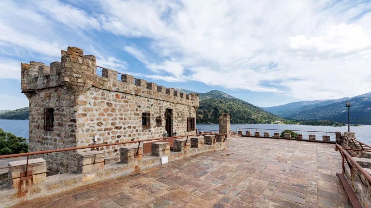 Detalle de la isla Centinela en el embalse de El Burguillo.