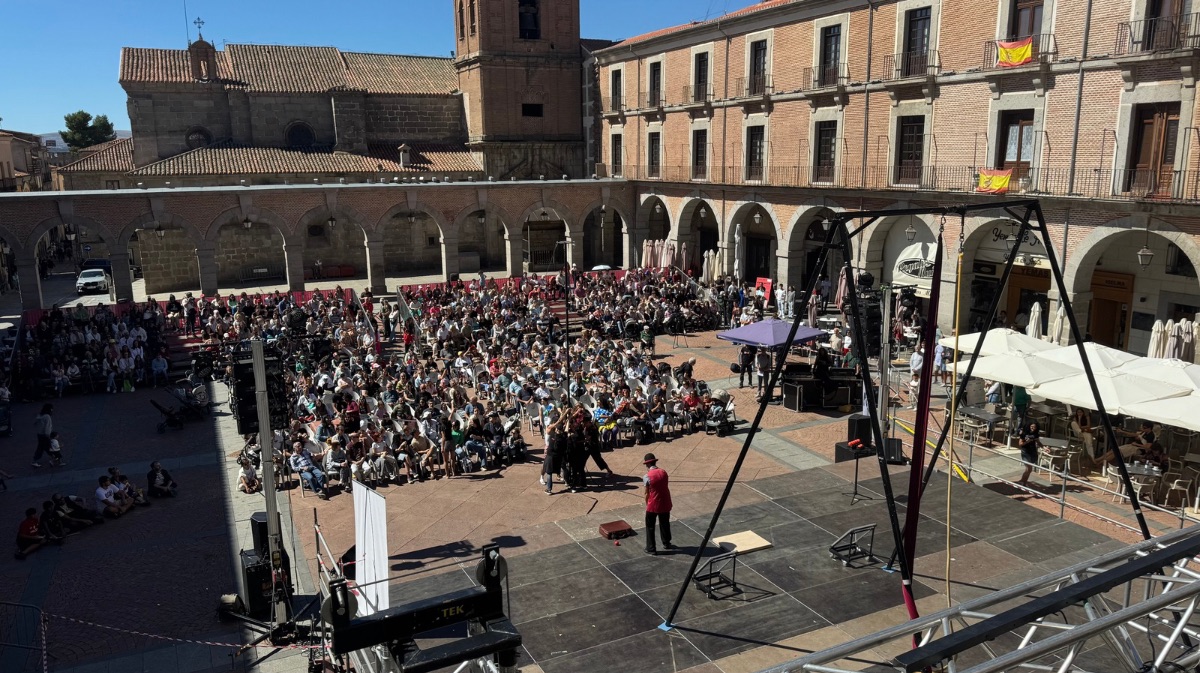 El Mercado Chico durante la actuaci&oacute;n de la compa&ntilde;&iacute;a La Luz de las Delicias