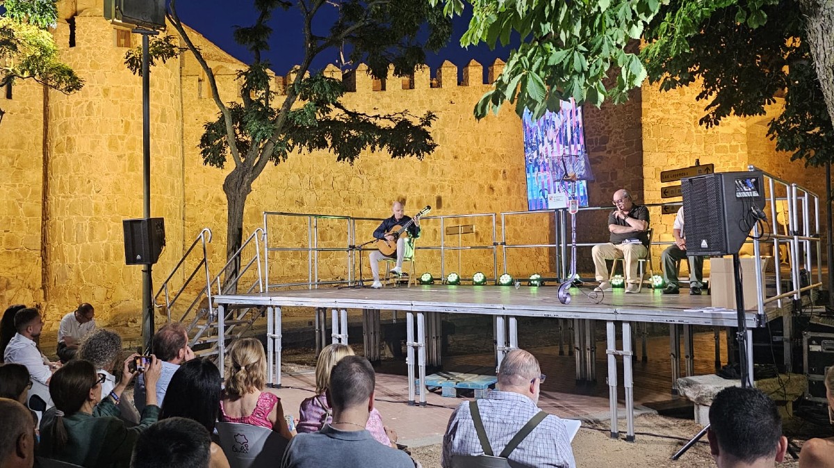 Presentaci&oacute;n de la revista El Cobaya en el jard&iacute;n de El Rastro, el viernes.