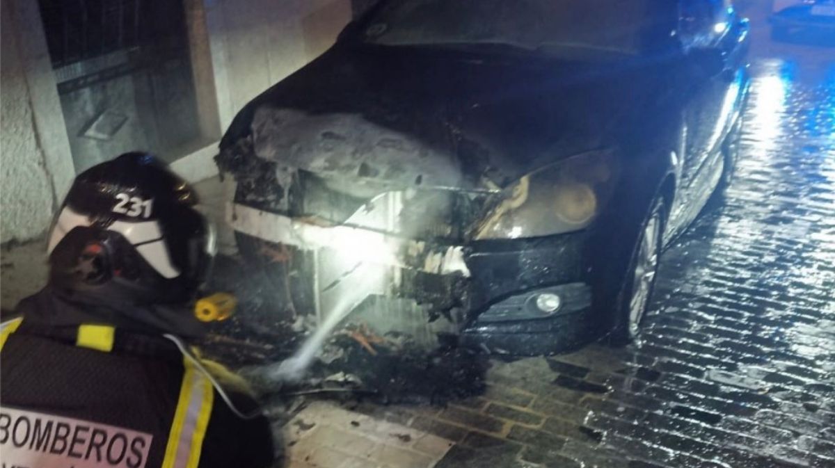 Bomberos de &Aacute;vila sofocando el fuego del veh&iacute;culo