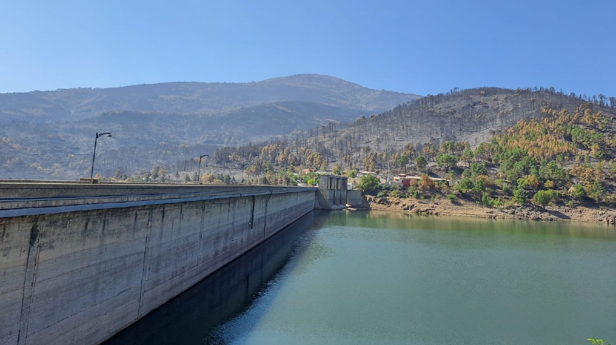 Muro del embalse de El Burguillo y restos del incendio.