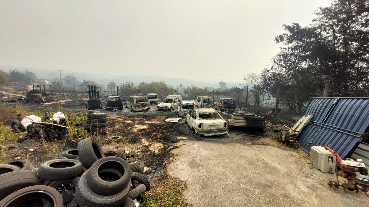 Un almac&eacute;n de Casavieja tras el incendio.