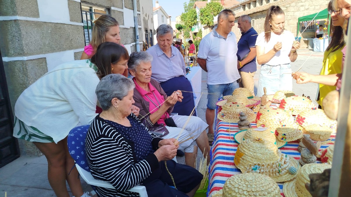 Navalosa impulsa la tradición y el comercio local con su Feria de Artesanía