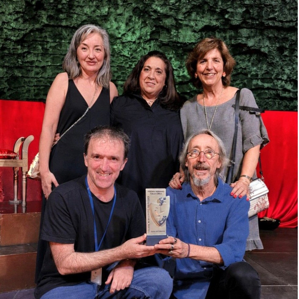 Miembros de la compa&ntilde;&iacute;a Lagasca tras recibir el premio en Talavera de la Reina.