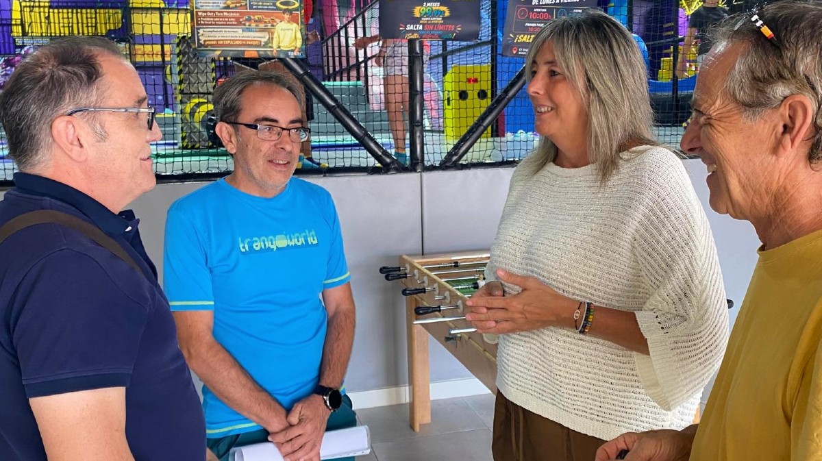 Paloma dek Nogal con responsables de Pronisa, entidad encargada de impartir el programa.