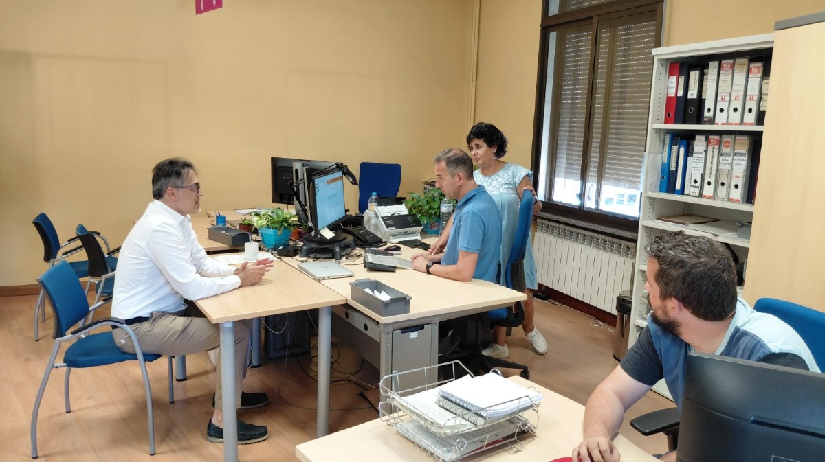 El subdelegado del Gobierno con el personal de la Oficina de Registro de la Subdelegaci&oacute;n del Gobierno en &Aacute;vila.