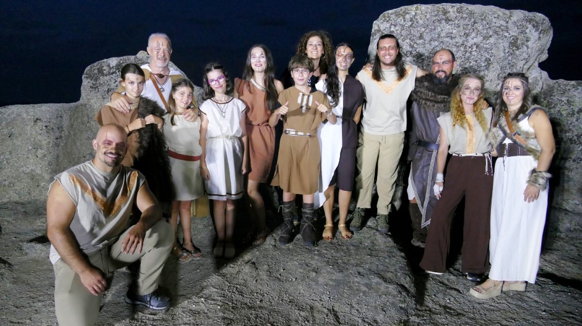 Participantes en la representaci&oacute;n teatral de Luna Celta en el castro de Ulaca.