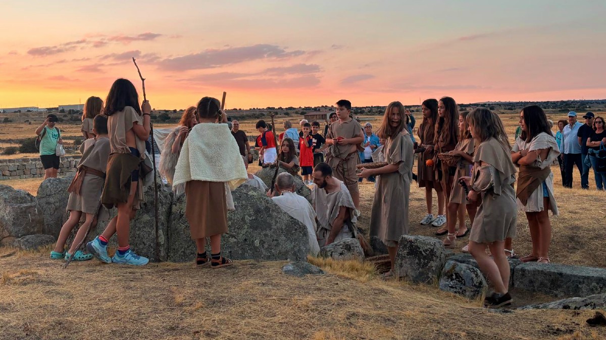 Recreaci&oacute;n de ritual funerario de la Prehistoria en el dolmen de Bernuy.