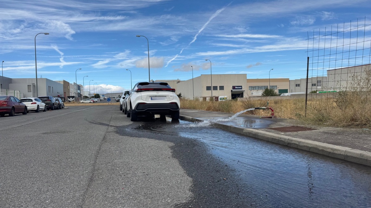 Boca de riego vaciando el agua de la red en el pol&iacute;gono de Vicolozano durante el episodio de manganeso