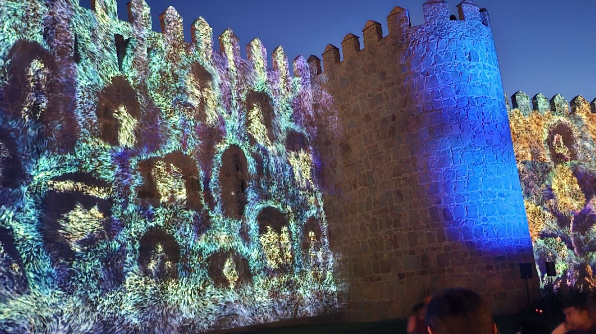 &Aacute;vila Enlight, espect&aacute;culo audiovisual sobre la muralla.