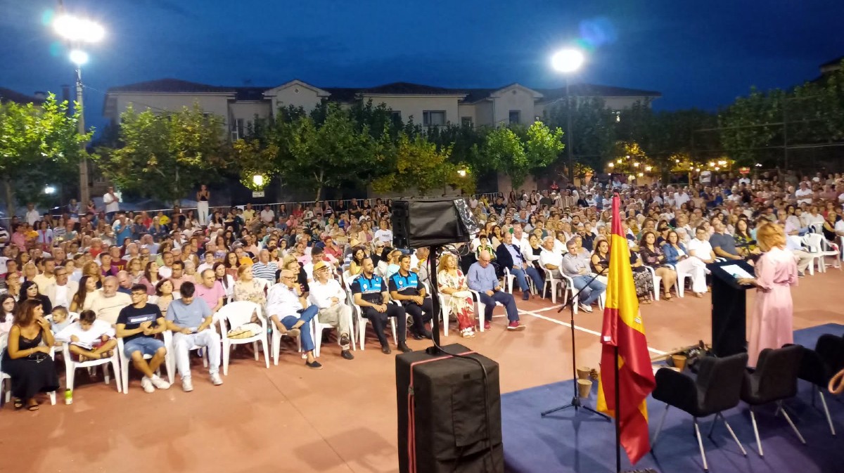 Homenaja a los voluntarios que hicieron frente al incendio.
